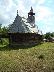 Lăcaşuri de cult din România; Biserica de lemn Sfinţii Arhangheli; ; ; sec. XVIII; 1701; 1800; Biserică de lemn; ortodox; Orthodox; orthodoxe; STRUGURENI; CHIOCHIŞ; Bistriţa Năsăud; ; Arhiepiscopia Vadului, Feleacului şi Clujului; Mitropolia Clujului, Albei, Crişanei şi Maramureşului; 