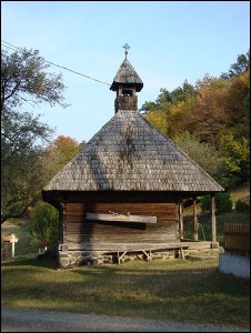 Lăcaşuri de cult din România; Biserica de lemn Sf. Arhangheli-Mănăstirea; ; ; sec. XVII; 1601; 1700; Biserică de lemn; ortodox; Orthodox; orthodoxe; SÂNMARTINU DE CÂMPIE; RÂCIU; Mureş; ; Arhiepiscopia Alba Iuliei; Mitropolia Clujului, Albei, Crişanei şi Maramureşului; 