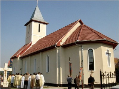 Lăcaşuri de cult din România; Biserica Sfânta Treime; Biserica Sfânta Treime Ungheni Mureş; ; 2002-2006; 2002; 2006; Biserică; greco-catolic; Greek-Catholic; grec-catholique; UNGHENI; UNGHENI; Mureş; Protopopiatul Târgu Mureş; Arhiepiscopia - Arhidieceza de Alba Iulia şi Făgăraş; Biserica Română Unită cu Roma, Greco-Catolică; 